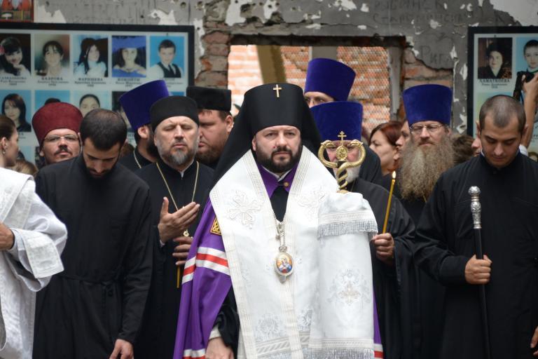 В траурных мероприятиях памяти жертв трагедии 2004 года приняли участие архиепископ Владикавказский и Аланский Леонид и духовенство Владикавказской епархии